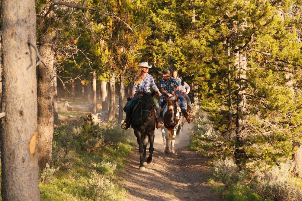 Headwaters Lodge & Cabins at Flagg Ranch
